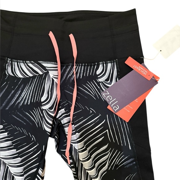 Zella Black and White Leaf Print Leggings - Picture 4 of 4